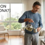 Frasco do suplemento Aliviron funciona em destaque sobre superfície moderna, com cápsulas verdes, elementos relacionados à saúde articular e homem maduro caminhando ao fundo, representando mobilidade e bem-estar.